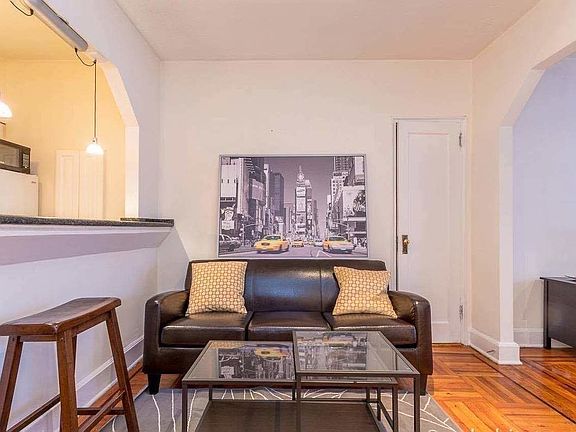 4th image of 405 E 61st St APT 2