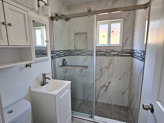 5th image of 4136 N Foxdale Ave