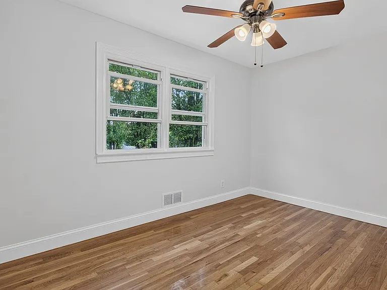 670 John St — Photo 18