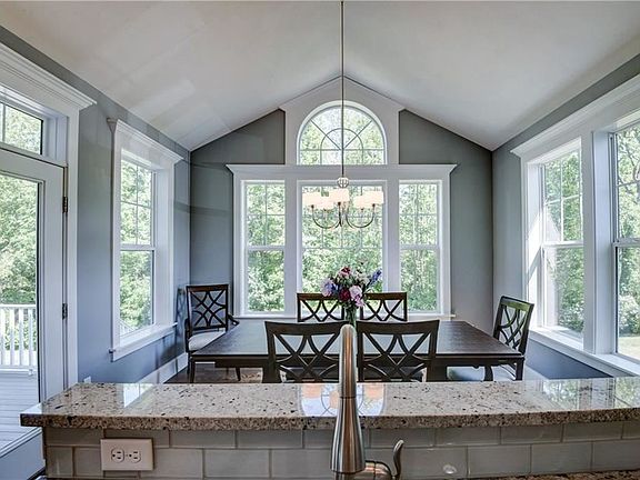 5th image of 102 Packwood Pl