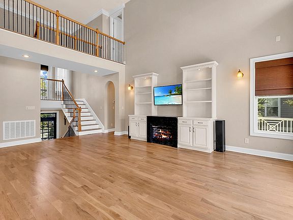 5th image of 16 Orchard Ave.