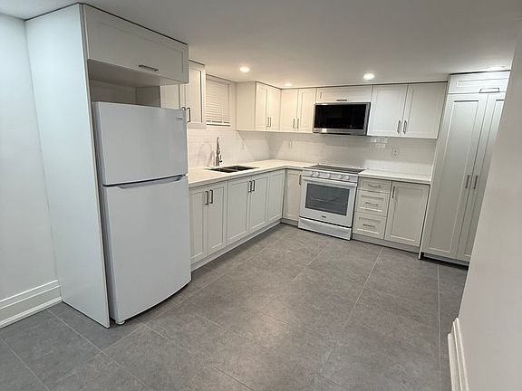 2nd image of 380 Clinton St #Basement