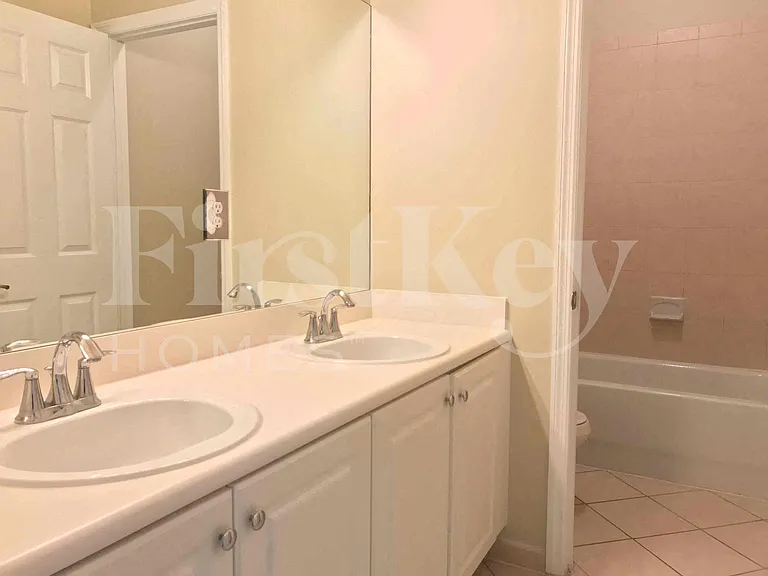 181 NE 30th Pl — Photo 8