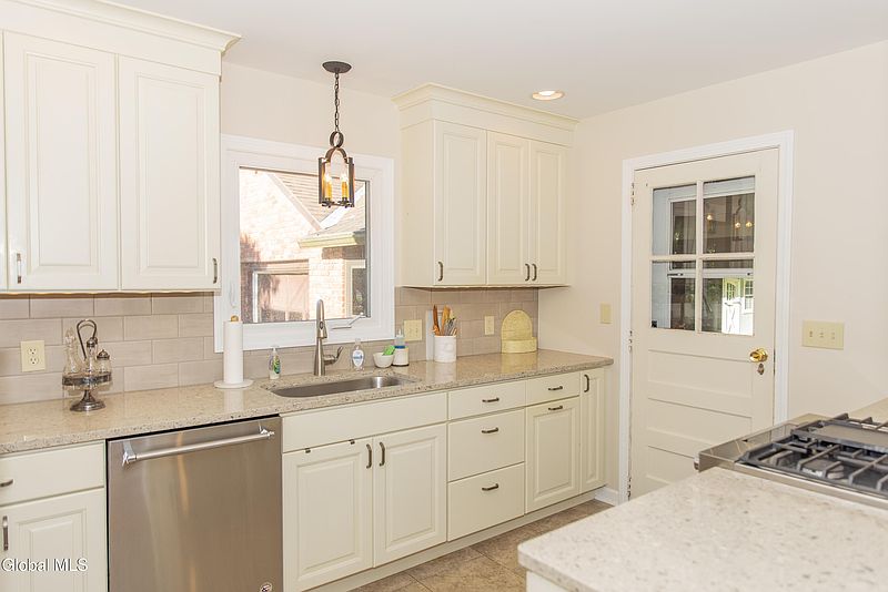 5th image of 12 Woodside Drive
