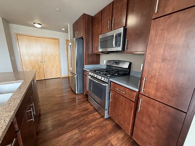 Venture Luxury High Rise — Photo 19