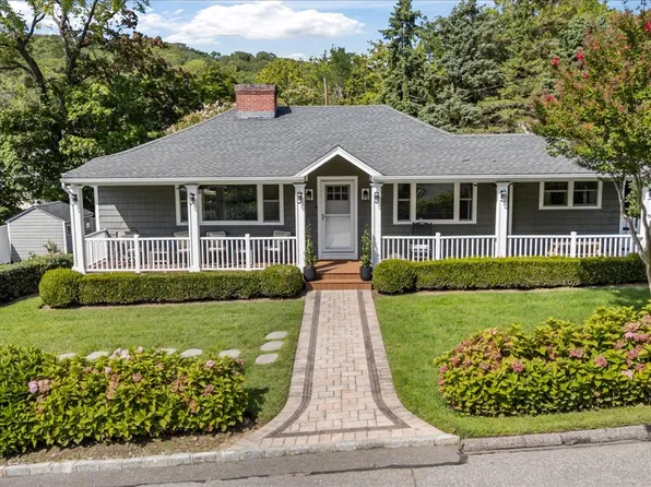 11 Portland Pl, Cold Spring Harbor, NY 11724