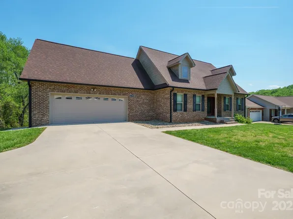 1592 Farmington Hills Dr, Conover, NC 28613