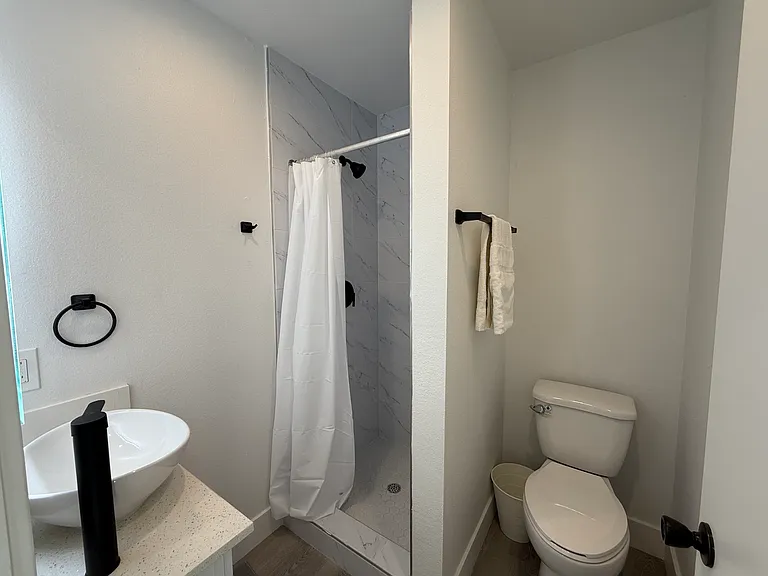 1444 1/2 W 37th St — Photo 11