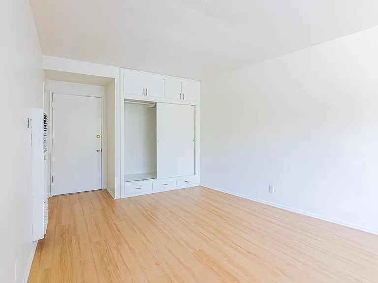 667-669 Levering Ave — Photo 36