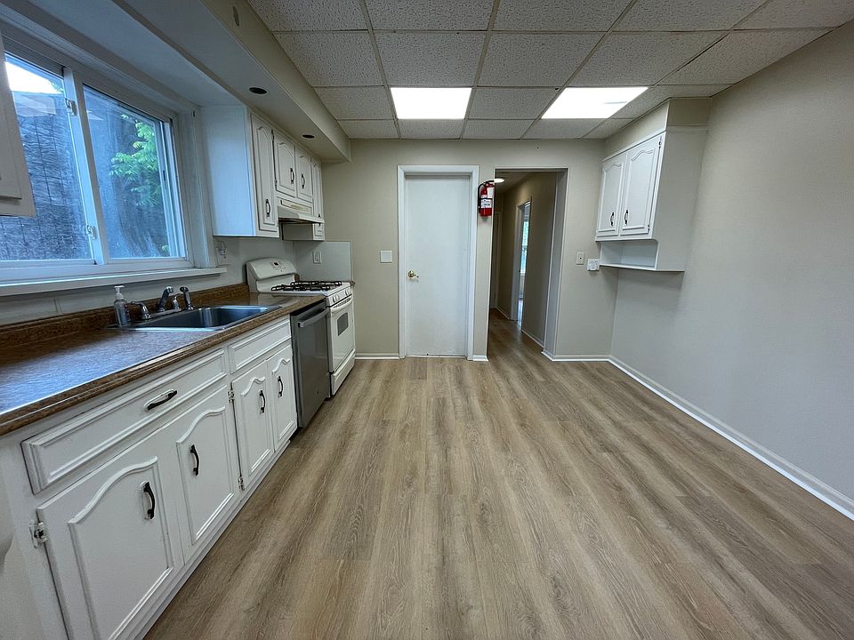 eat-in kitchen