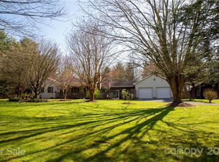 380 Ridgeway Dr, Flat Rock, NC 28731