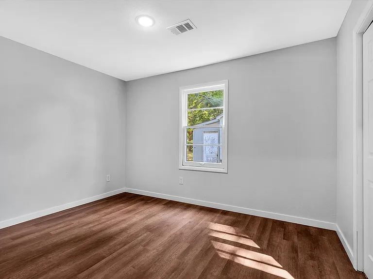 107 E Elm St — Photo 22