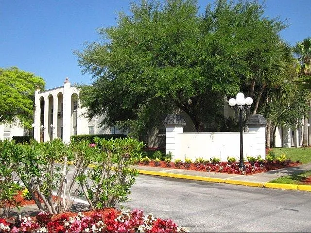 La Aloma Apartments — Photo 7
