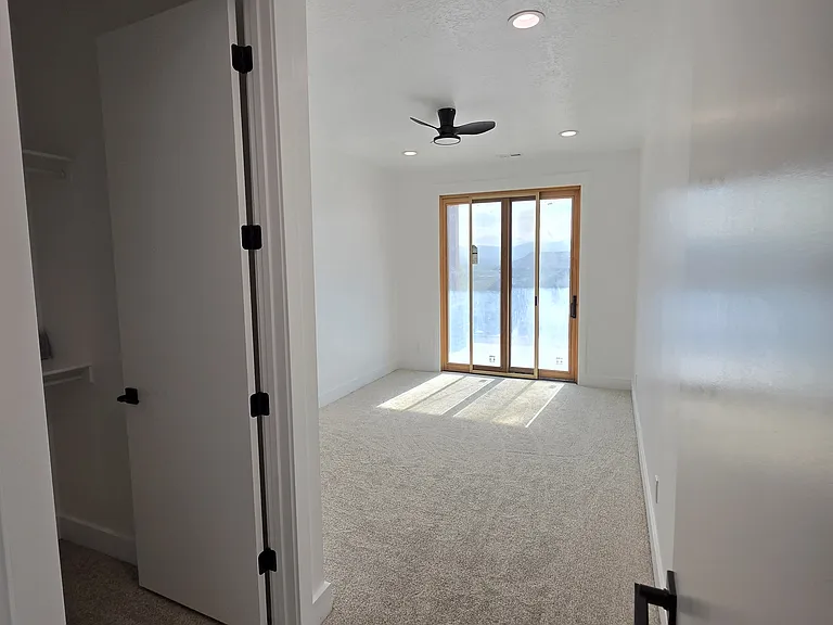607 N Darwin St — Photo 18