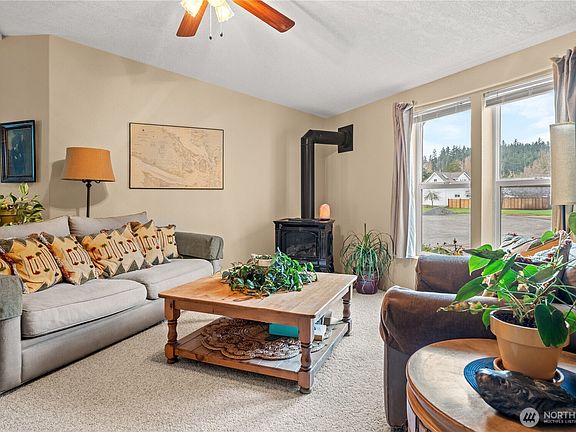 4th image of 814 Larson Street