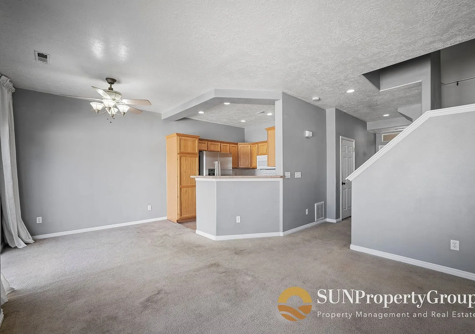 Beautiful Townhome in Excellent West Valley Area — Photo 4