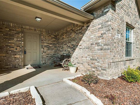 5th image of 814 Fairmeadow Cir