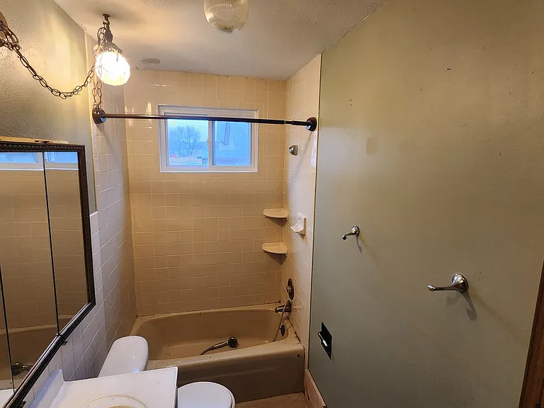 110 E Snow St — Photo 12
