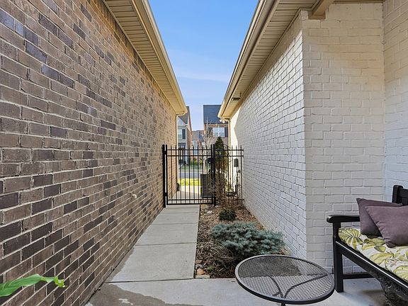 5th image of 330 Madeira Pl