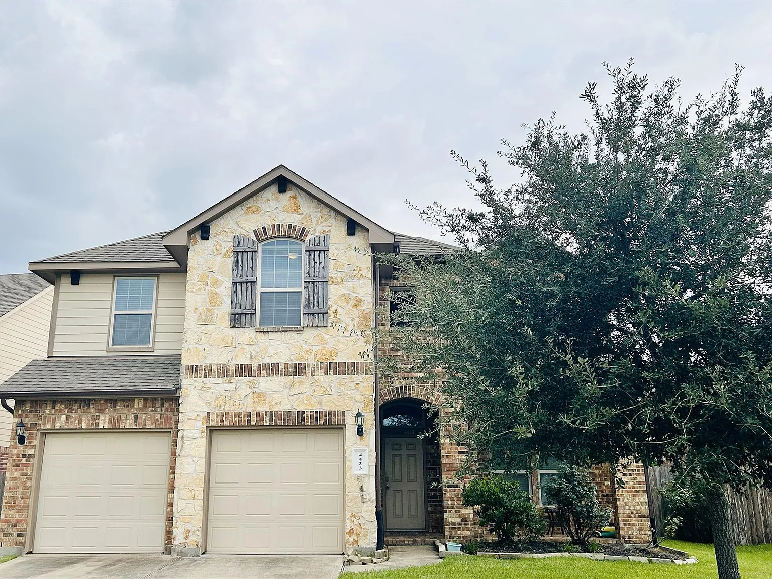 4 bed, 2.5 bath, 2241 sqft, $2,600 — Photo 2