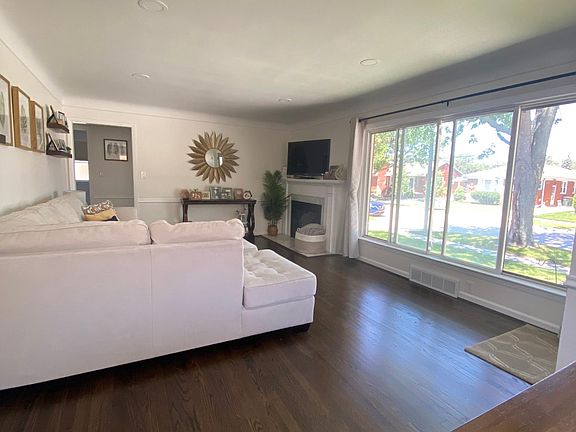 3rd image of 23268 Clairwood St