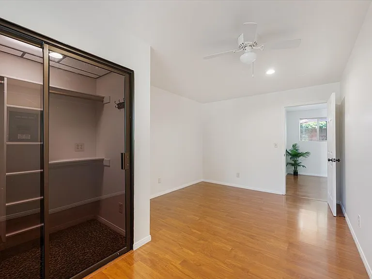 22521 Victory Blvd #B — Photo 10