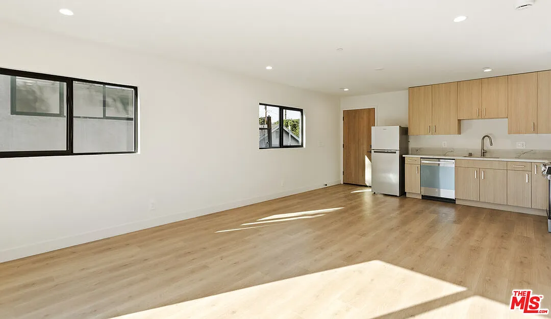 2 bed, 1011 sqft, $3,757 — Photo 3
