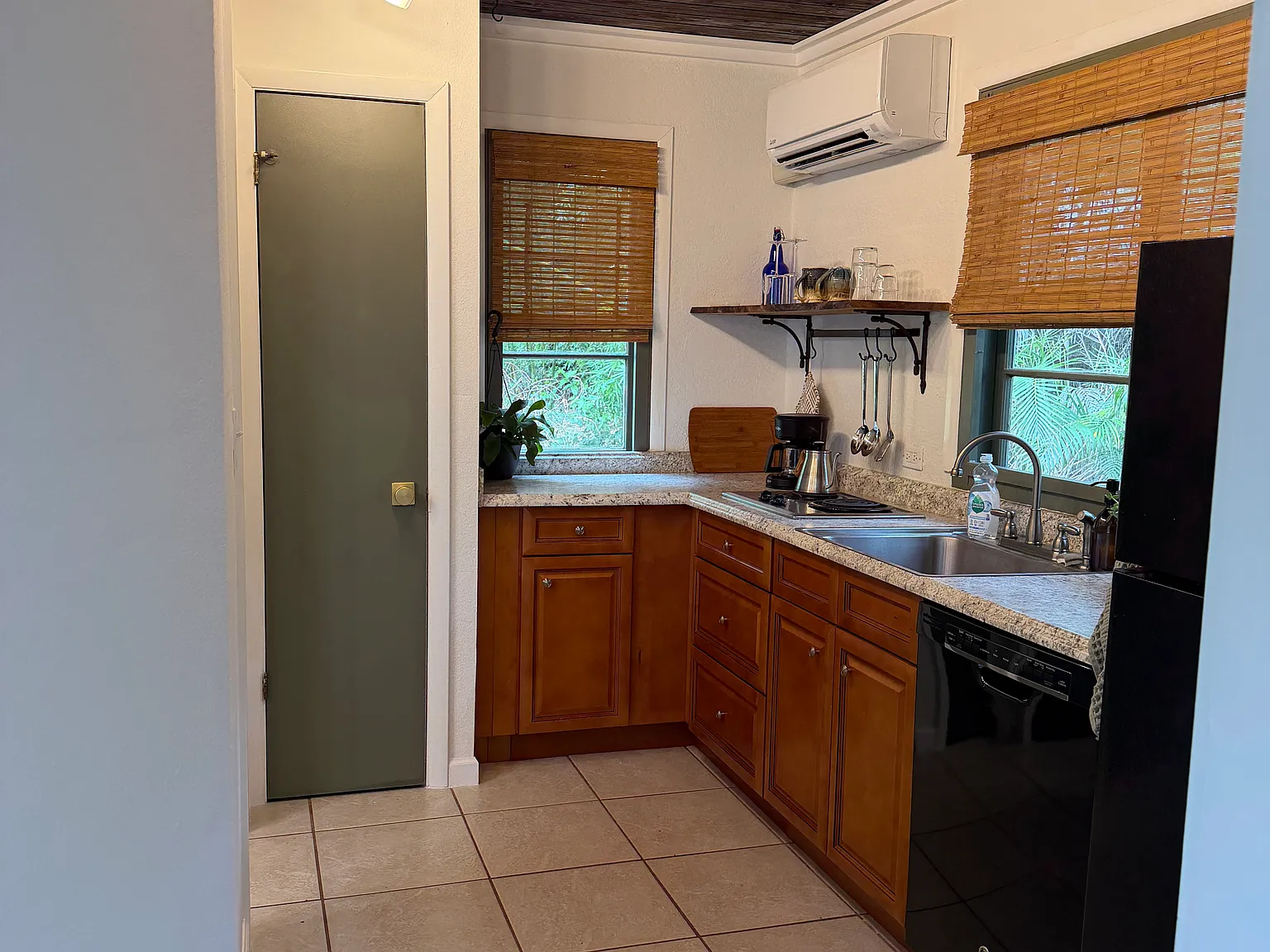 1814 S Riverside Dr — Photo 4