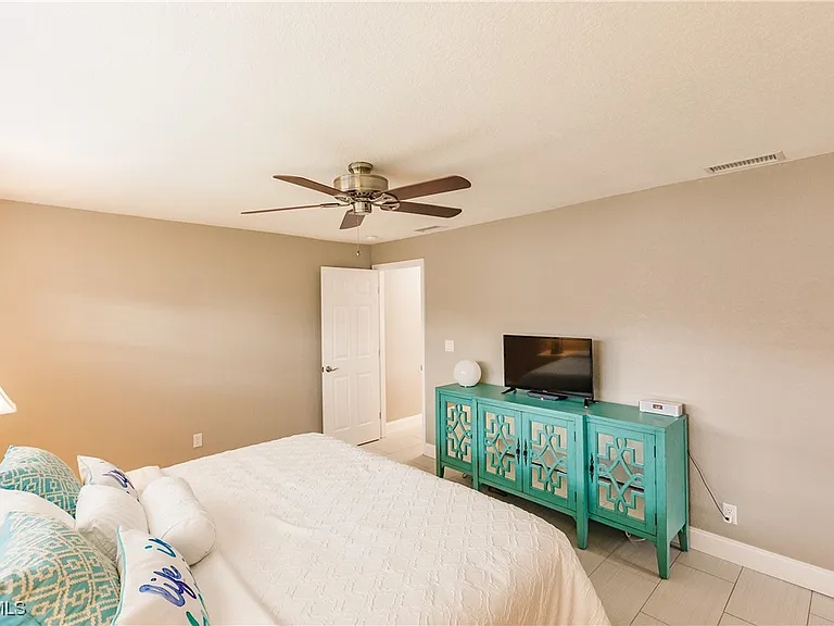 1424 Windsor Ct — Photo 16
