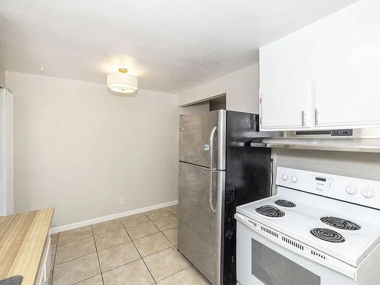 555 Stanford Ave — Photo 4