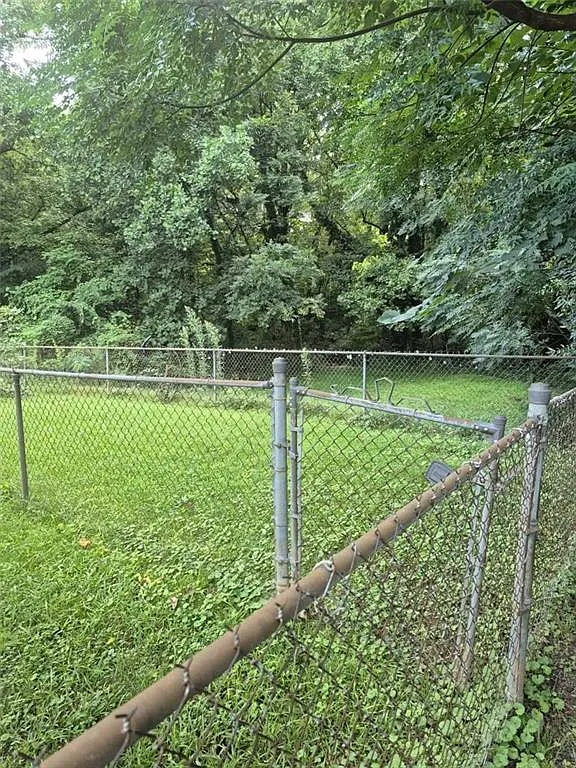 3 bed, 1.0 bath, 816 sqft, $1,800 — Photo 2