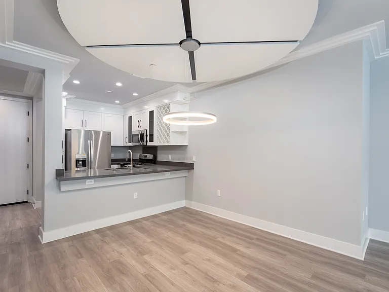 1350 Roxbury Dr — Photo 7