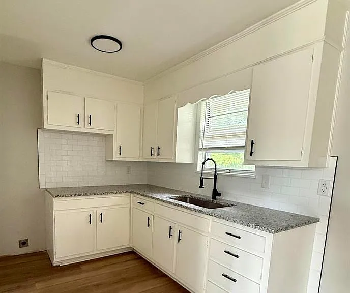 800 Fairfax Dr — Photo 2