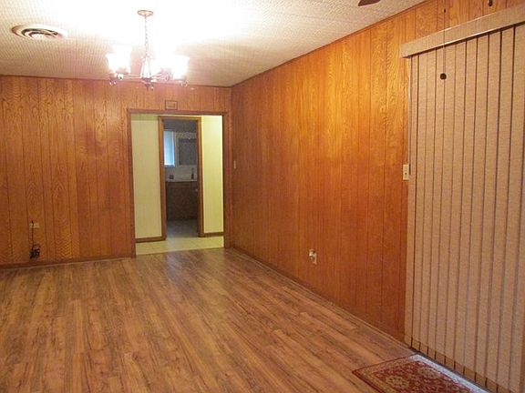 4th image of 206 E 2nd St