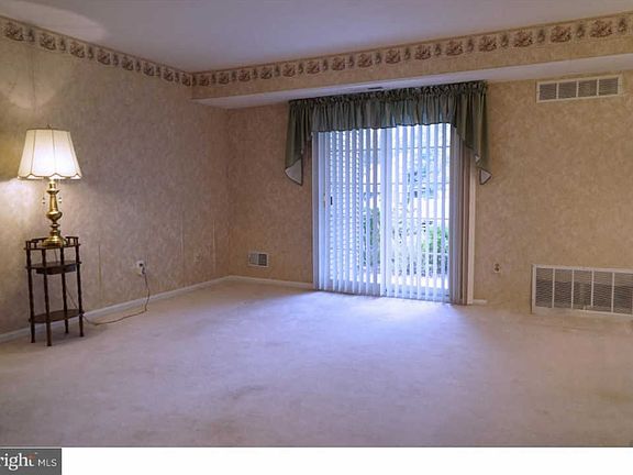 3rd image of 133 Basswood Ct