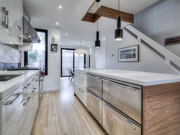 3rd image of 133 Munro St