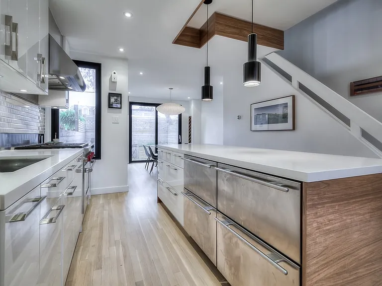 133 Munro St — Photo 3