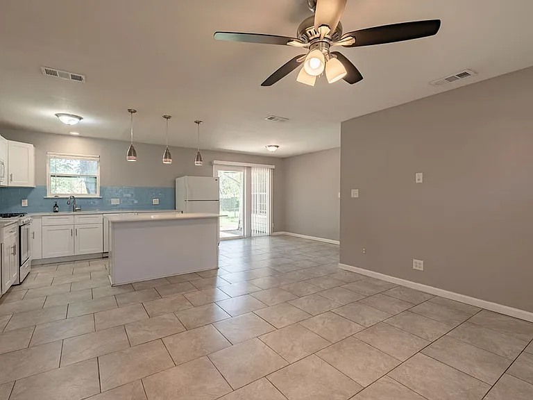 310 E Grady Dr — Photo 4