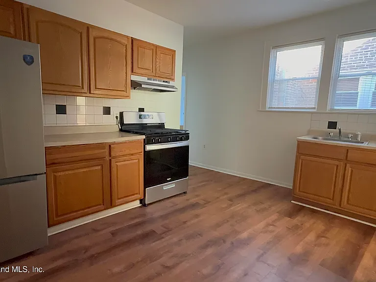 1233 Bay St #1 — Photo 8
