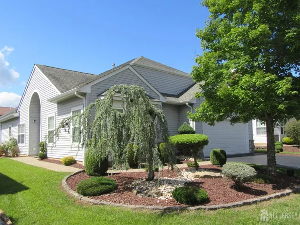 308 Valencia Dr, Monroe Township, NJ 08831