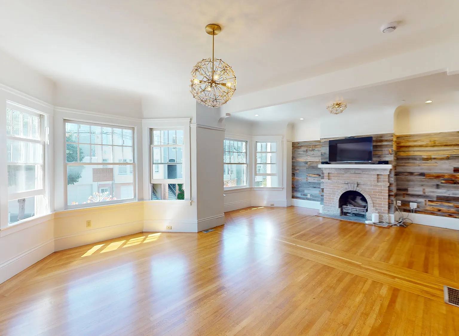 Cow Hollow - Updated 4 BR x 4 Bath Flat with Storage / Yard / Parking / Laundry In Unit — Photo 1