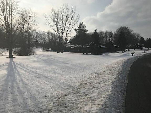 2nd image of 808 Fairway Cir