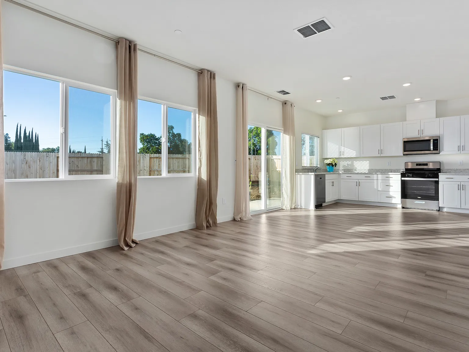 4 bed, 1731 sqft, $745 — Photo 3
