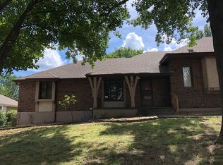 212 NW Highland Ln, Blue Springs, MO 64014