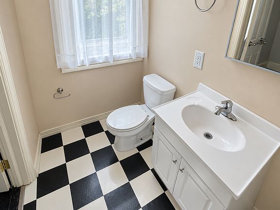4th image of 2252 Fairview Ave #304