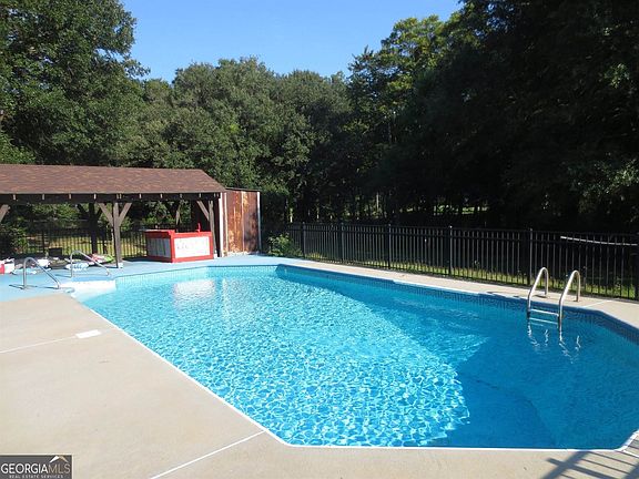 2nd image of 184 Giles Rd