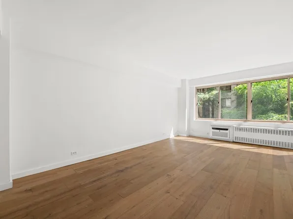 225 East 46th Street 2G image 2 of 5