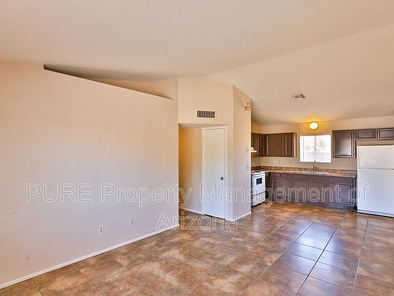 4th image of 415 N 111th St