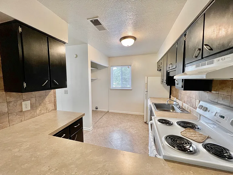 Mayfair Apartments — Photo 81