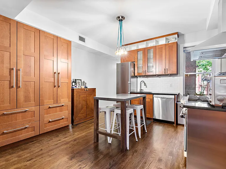 1112 Hudson St #2R — Photo 2